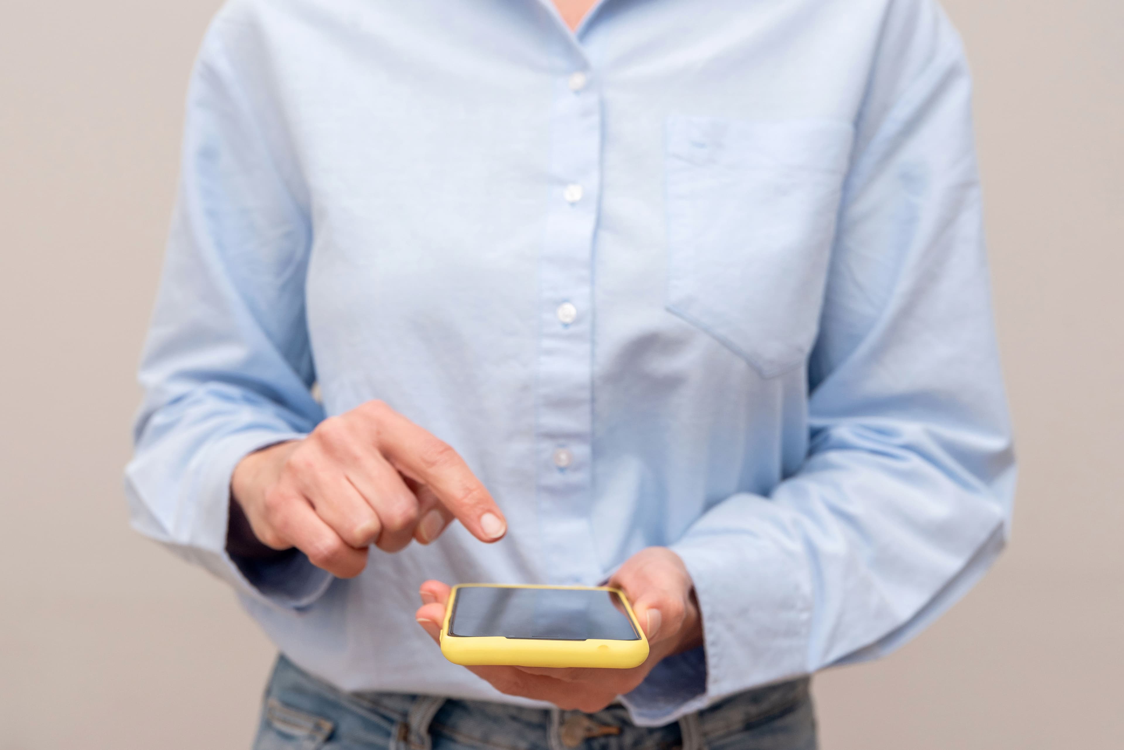 Persona usando teléfono
